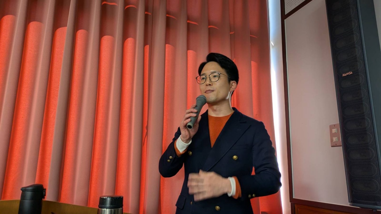 講演でマイクを持つ牟田健登
