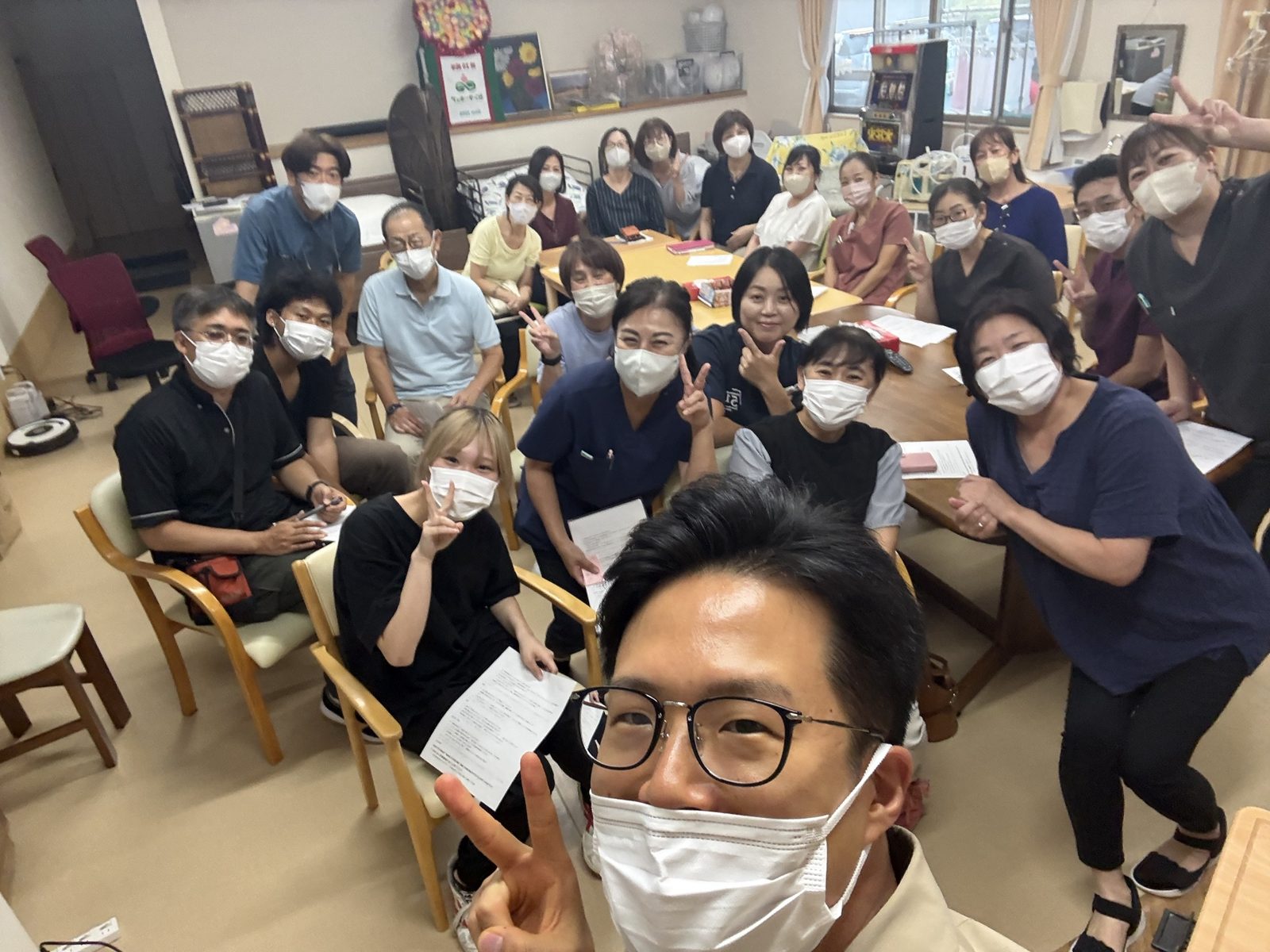 介護施設の研修後、スタッフの皆さんと