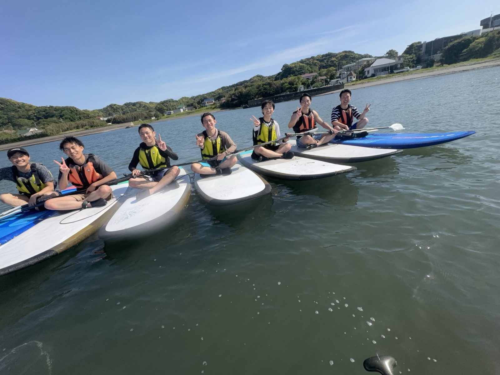 館山の海でSUPをする仲間たち